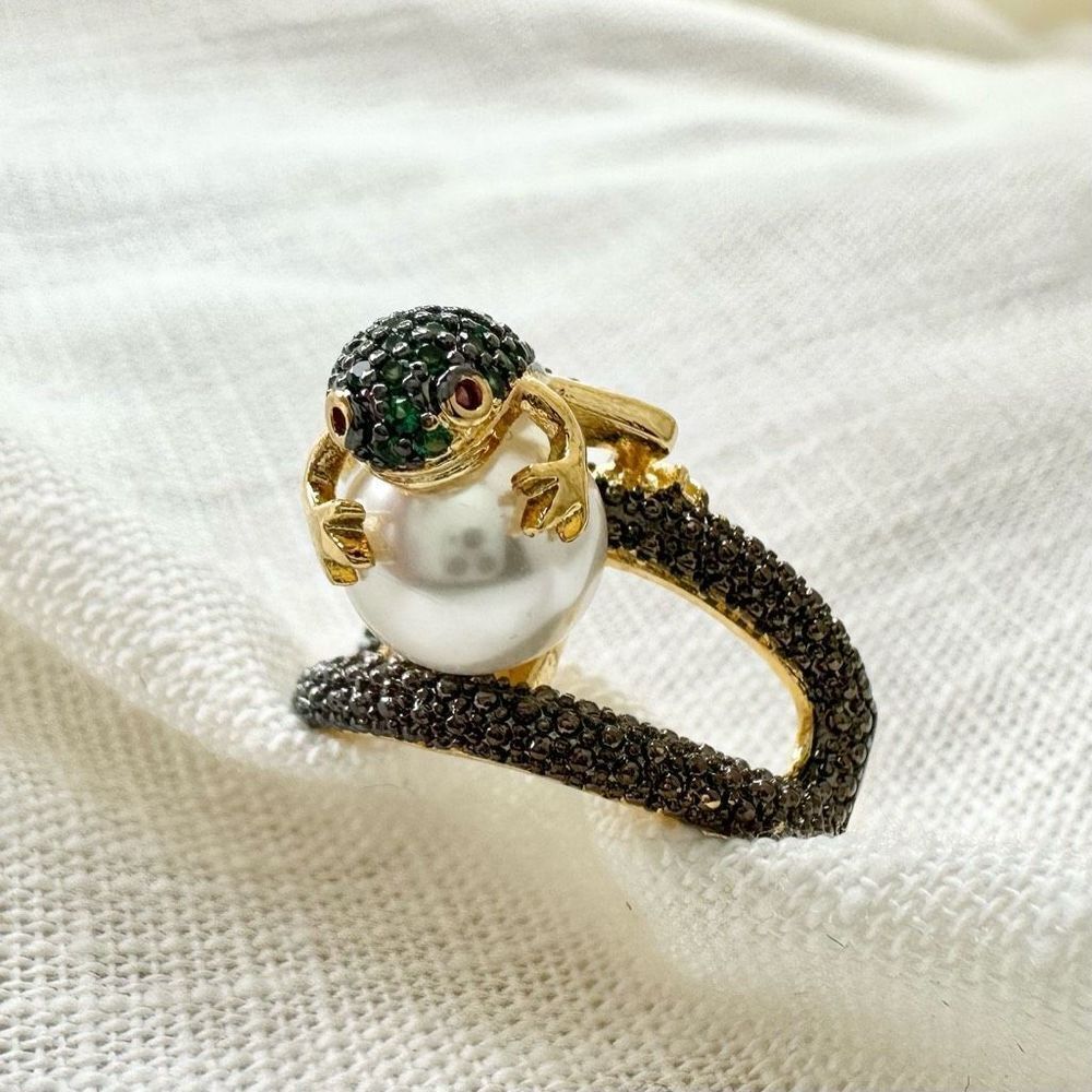 Frog hugging pearl ring - Picture 4 of 8